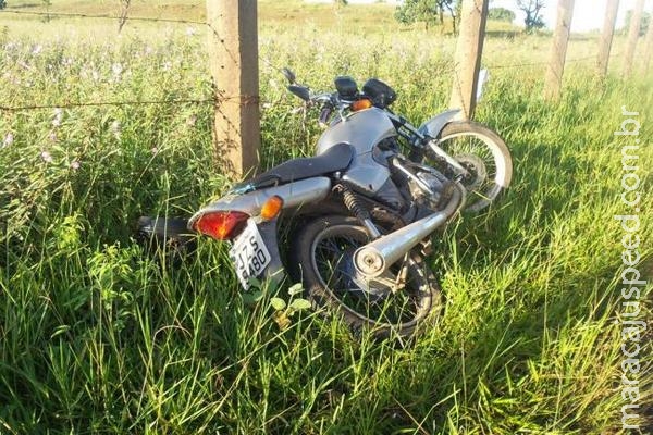 Jovem cai da moto ao desviar de buraco e é socorrida em estado grave Jovem cai da moto ao desviar de buraco e é socorrida em estado grave