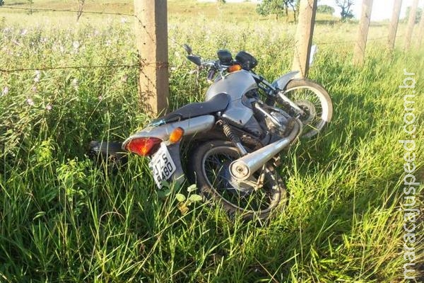 Jovem cai da moto ao desviar de buraco e é socorrida em estado grave