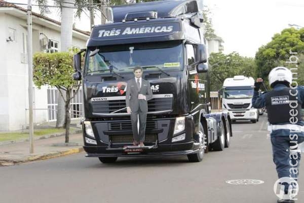Carreata contra Dilma teve confusão e motociclista puxado em Campo Grande Carreata contra Dilma teve confusão e motociclista puxado em Campo Grande