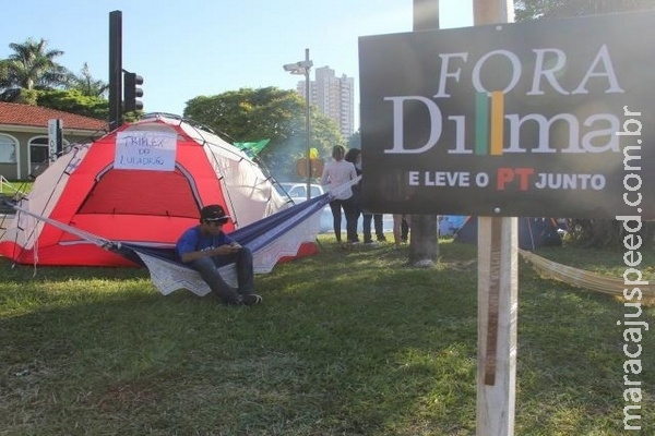 Grupo acampa na Afonso Pena e espera carreata contra Dilma Grupo acampa na Afonso Pena e espera carreata contra Dilma
