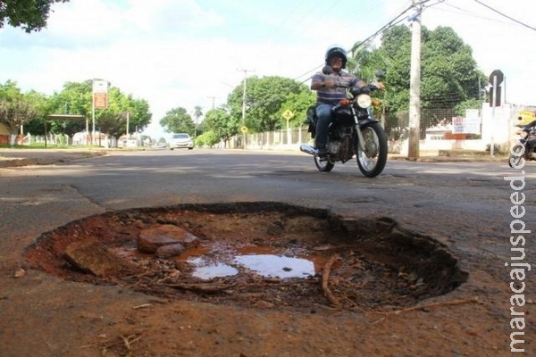 Buraco tampado durante a chuva reaparece após 15 dias no Tiradentes Buraco tampado durante a chuva reaparece após 15 dias no Tiradentes