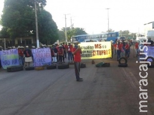 Sem-terra fecham rodovia em protesto contra fábrica e em favor das mulheres Sem-terra fecham rodovia em protesto contra fábrica e em favor das mulheres