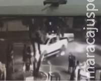 VÍDEO: mulheres são atropeladas em canteiro de avenida em MS VÍDEO: mulheres são atropeladas em canteiro de avenida em MS