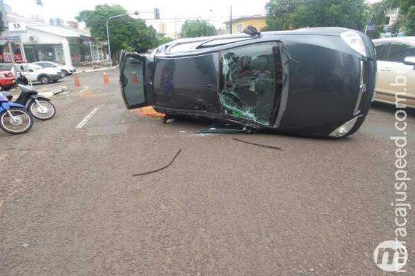 Veículo capota no Centro após motorista tentar atravessar no sinal amarelo