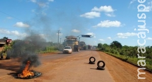 Moradores bloqueiam MS-157 devido a buraco formado pelas chuvas Moradores bloqueiam MS-157 devido a buraco formado pelas chuvas