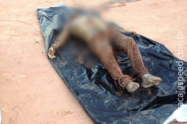 Corpo com perfurações de faca é encontrado coberto por pedras em córrego Corpo com perfurações de faca é encontrado coberto por pedras em córrego