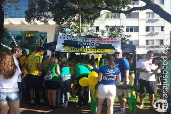 Protesto contra Dilma fecha 6 quadras da Avenida Afonso Pena em Campo Grande Protesto contra Dilma fecha 6 quadras da Avenida Afonso Pena em Campo Grande