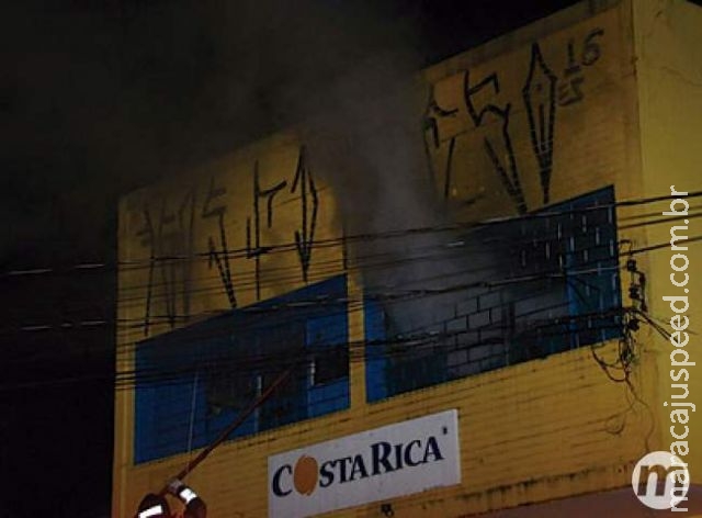 VÍDEO: prédio de loja pega fogo no Centro de Campo Grande