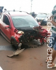 Condutor de carro roubado tenta fugir da PRF, bate em carreta e morre Condutor de carro roubado tenta fugir da PRF, bate em carreta e morre