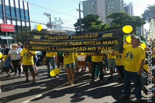 Cerca de 100 policiais federais acompanham protesto e pedem PEC Cerca de 100 policiais federais acompanham protesto e pedem PEC