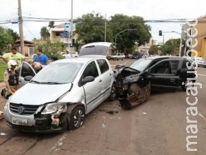 Acidente em cruzamento na capital deixa carro destruído