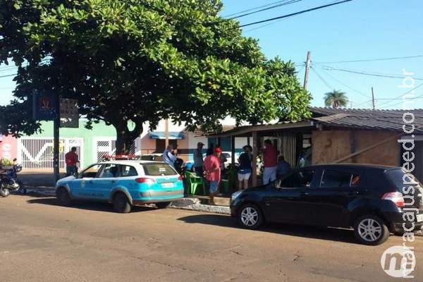 Bar onde jovem foi assassinado com um tiro pela manhã é incendiado