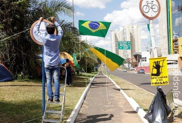 Com redes no canteiro, acampamento na Avenida Afonso Pena completa 6 dias Com redes no canteiro, acampamento na Avenida Afonso Pena completa 6 dias