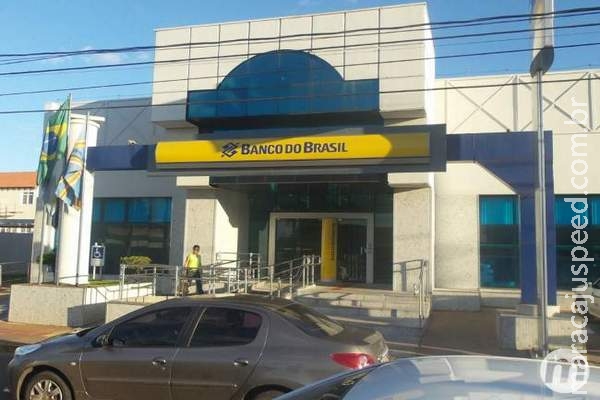 Assalto em frente a Banco do Brasil deixa um baleado e polícia procura suspeitos Assalto em frente a Banco do Brasil deixa um baleado e polícia procura suspeitos