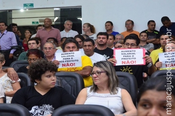 População protesta contra aumento de salário de prefeito e vereadores