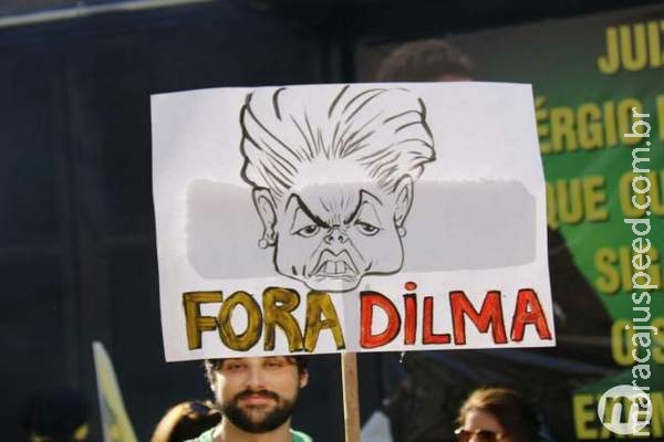 VÍDEO: Protesto não registra ocorrência policial e acaba em samba