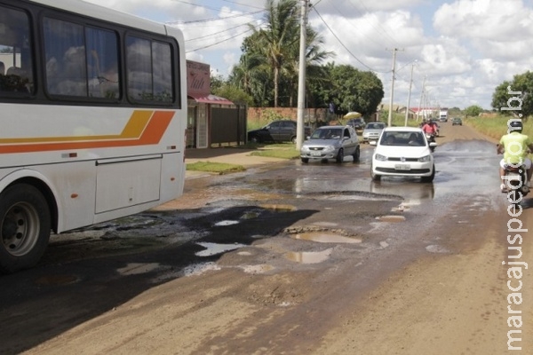 Água escorre pelo asfalto e abre crateras no Nova Campo Grande Água escorre pelo asfalto e abre crateras no Nova Campo Grande