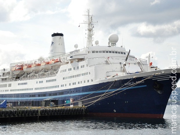 Turista inglesa tenta alcançar a nado navio de cruzeiro e é resgatada Turista inglesa tenta alcançar a nado navio de cruzeiro e é resgatada