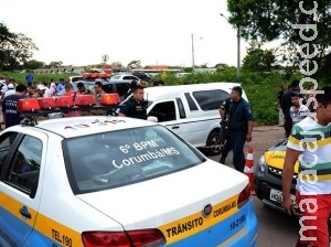 Taxista é morto a golpe de faca no pescoço durante corrida agendada Taxista é morto a golpe de faca no pescoço durante corrida agendada