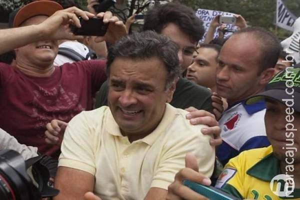 Hostilizados, Aécio Neves e Alckmin ficam meia hora na Avenida Paulista Hostilizados, Aécio Neves e Alckmin ficam meia hora na Avenida Paulista