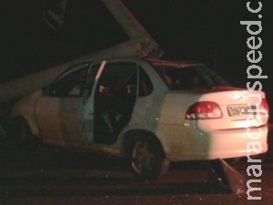 Motorista perde controle de direção e bate carro em poste na Capital Motorista perde controle de direção e bate carro em poste na Capital