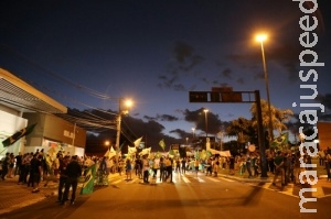 Ambulantes aproveitam protesto para ganhar uma renda extra Ambulantes aproveitam protesto para ganhar uma renda extra