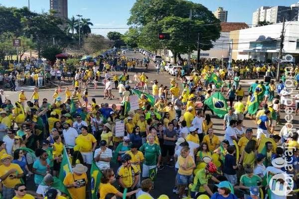 Passeata foi embalada por gritos de Fora Dilma em Campo Grande Passeata foi embalada por gritos de Fora Dilma em Campo Grande