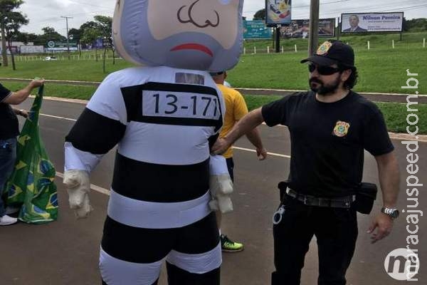 VÍDEO: campo-grandenses comemoram ação da PF que levou Lula para depor VÍDEO: campo-grandenses comemoram ação da PF que levou Lula para depor