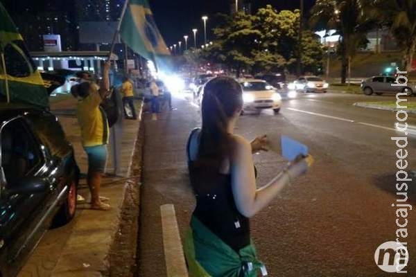Manifestantes realizam adesivagem contra corrupção na Afonso Pena Manifestantes realizam adesivagem contra corrupção na Afonso Pena
