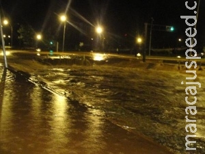 Chuva na madrugada enche córregos, alaga casas e causa destruição Chuva na madrugada enche córregos, alaga casas e causa destruição