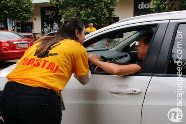 Antipetistas fazem adesivagem para chamar movimento pró-impeachment Antipetistas fazem adesivagem para chamar movimento pró-impeachment