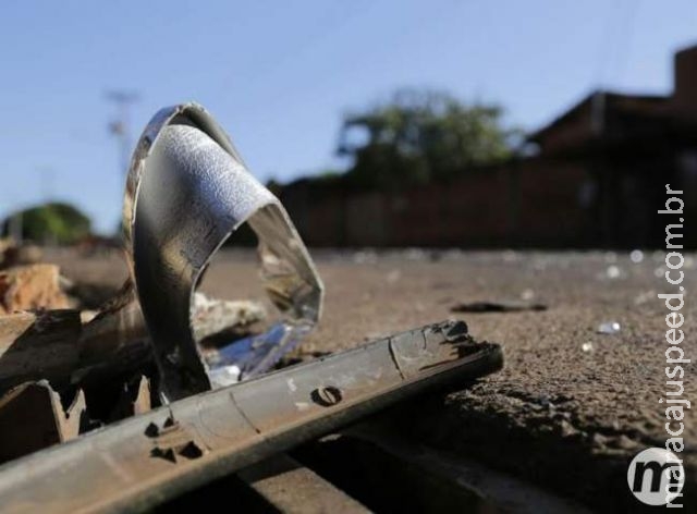 Motorista na contramão causa acidente e deixa homem com pernas fraturadas Motorista na contramão causa acidente e deixa homem com pernas fraturadas