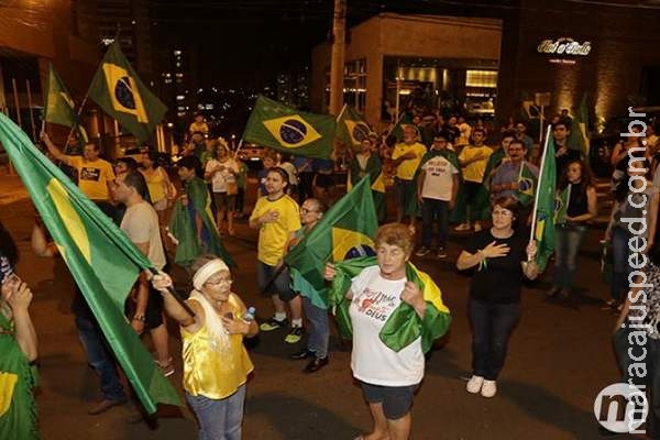 Com trator e caminhonetes manifestantes pró-impeachment fecham Afonso Pena Com trator e caminhonetes manifestantes pró-impeachment fecham Afonso Pena