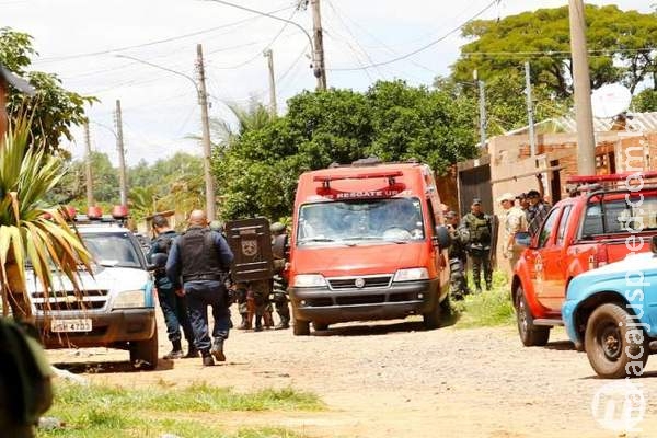 Depois de 4 horas, usuário que mantinha mãe refém se entrega Depois de 4 horas, usuário que mantinha mãe refém se entrega