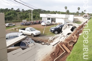 Muro desaba sobre seis carros de luxo e prejuízo chega a R$ 400 mil Muro desaba sobre seis carros de luxo e prejuízo chega a R$ 400 mil