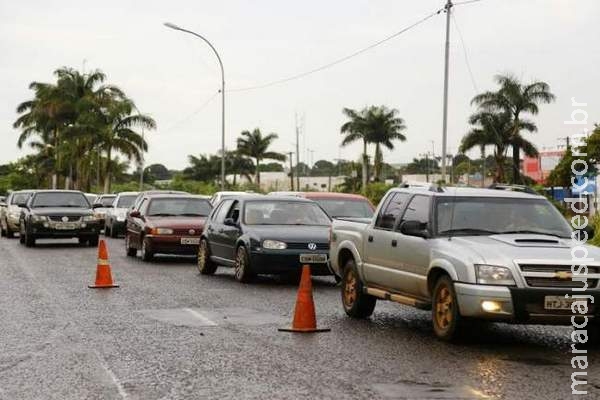 Acidente entre carro e moto na frente do Guanandizão deixa trânsito lento Acidente entre carro e moto na frente do Guanandizão deixa trânsito lento