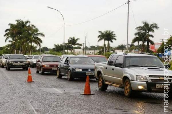 Acidente entre carro e moto na frente do Guanandizão deixa trânsito lento