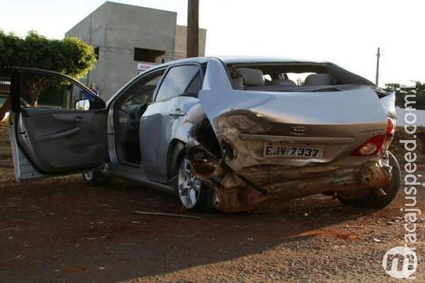 Carro capota e para na pista contrária de avenida após motorista ser fechado Carro capota e para na pista contrária de avenida após motorista ser fechado