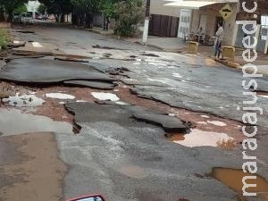 Asfalto fica destruído após chuva e prejudica trânsito na Mata do Jacinto Asfalto fica destruído após chuva e prejudica trânsito na Mata do Jacinto