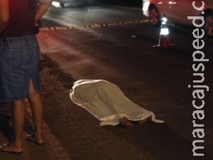 Pedestre morre atingida por caminhão após se desequilibrar e cair na pista Pedestre morre atingida por caminhão após se desequilibrar e cair na pista