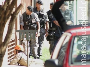 Choque isola área e negocia com homem que mantém a mãe refém