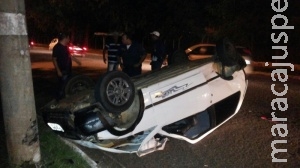 Carro fura sinal vermelho e capota após colisão em cruzamento no Guanandi