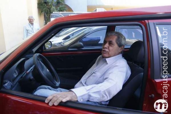 Puccinelli diz seguir conselho de Bernal e desviar de buracos com fiatinho Puccinelli diz seguir conselho de Bernal e desviar de buracos com fiatinho