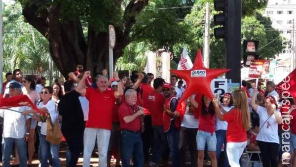 Zeca comanda ato de petistas pró-Lula no centro da Capital Zeca comanda ato de petistas pró-Lula no centro da Capital