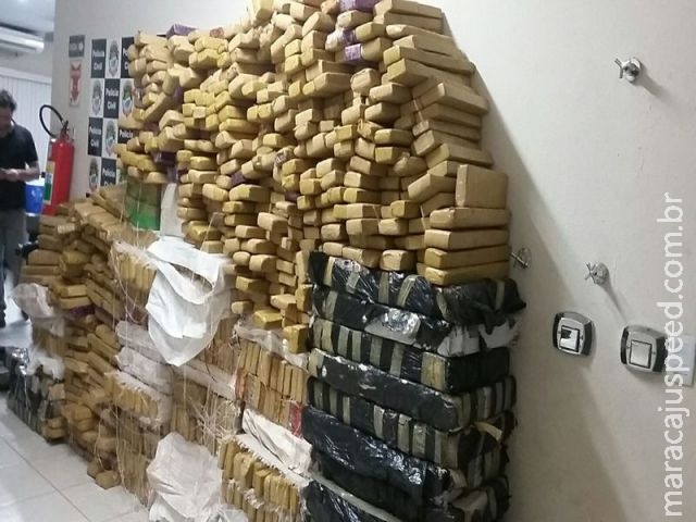 Condutor ao avistar barreira de fiscalização da PRF abandona veículo com mais de 1.587,2 kg de maconha