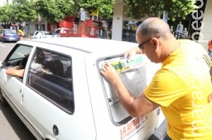 Protesto contra Dilma tem adesivagem e convite para evento do dia 13 Protesto contra Dilma tem adesivagem e convite para evento do dia 13