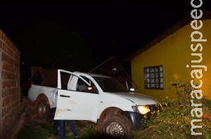 Condutor é executado com 15 tiros e veículo desgovernado invade casa Condutor é executado com 15 tiros e veículo desgovernado invade casa