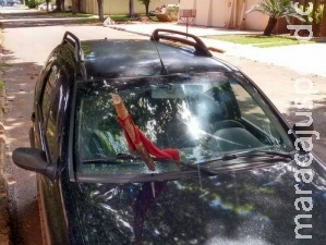 Índios ampliam invasões e carro de morador é atingido por lança Índios ampliam invasões e carro de morador é atingido por lança