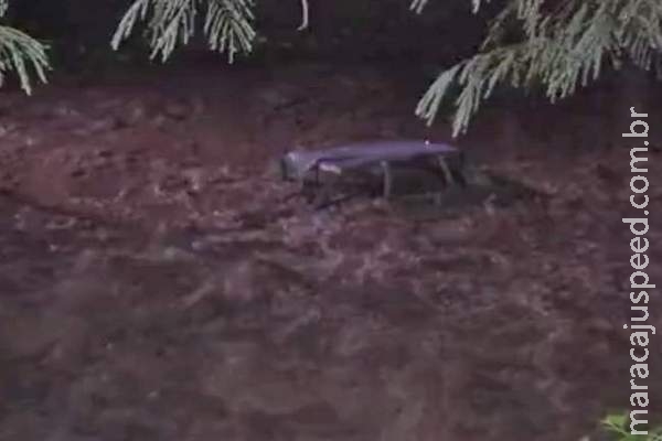 Chuva arrasta carro ocupado por cantor e amigo para dentro de córrego Chuva arrasta carro ocupado por cantor e amigo para dentro de córrego