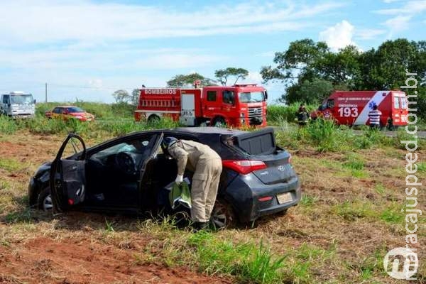 Médico capota veículo na BR-267 ao desviar de buracos